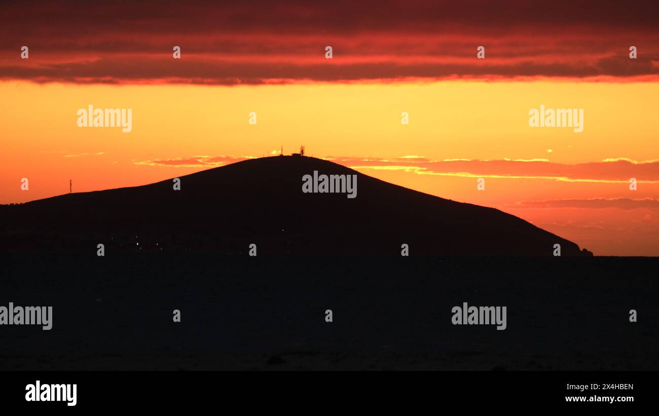 Sonnenuntergang von Bozcaada auf der Ägäischen Insel aus dem Viertel Geyikli in der Stadt Canakkale. Goldene Stunden mit Meer und Insel in Bozcaada. Stockfoto