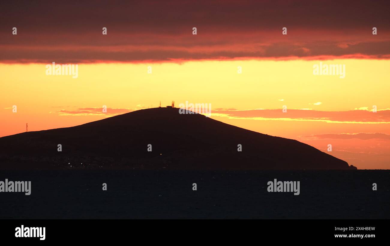 Sonnenuntergang von Bozcaada auf der Ägäischen Insel aus dem Viertel Geyikli in der Stadt Canakkale. Goldene Stunden mit Meer und Insel in Bozcaada. Stockfoto