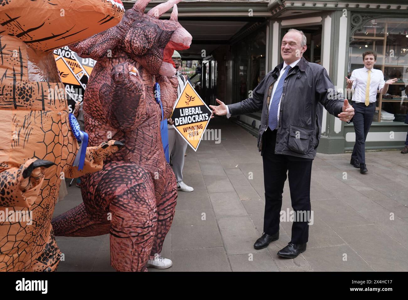 Der Führer der Liberaldemokraten Sir Ed Davey wird von Tory „Dinosauriern“ begrüßt, als er nach den Wahlen in der Kommunalregierung bei einer feierlichen Kundgebung in Winchester ankommt, um sich den lokalen Lib dem-Aktivisten anzuschließen. Bilddatum: Freitag, 3. Mai 2024. Stockfoto
