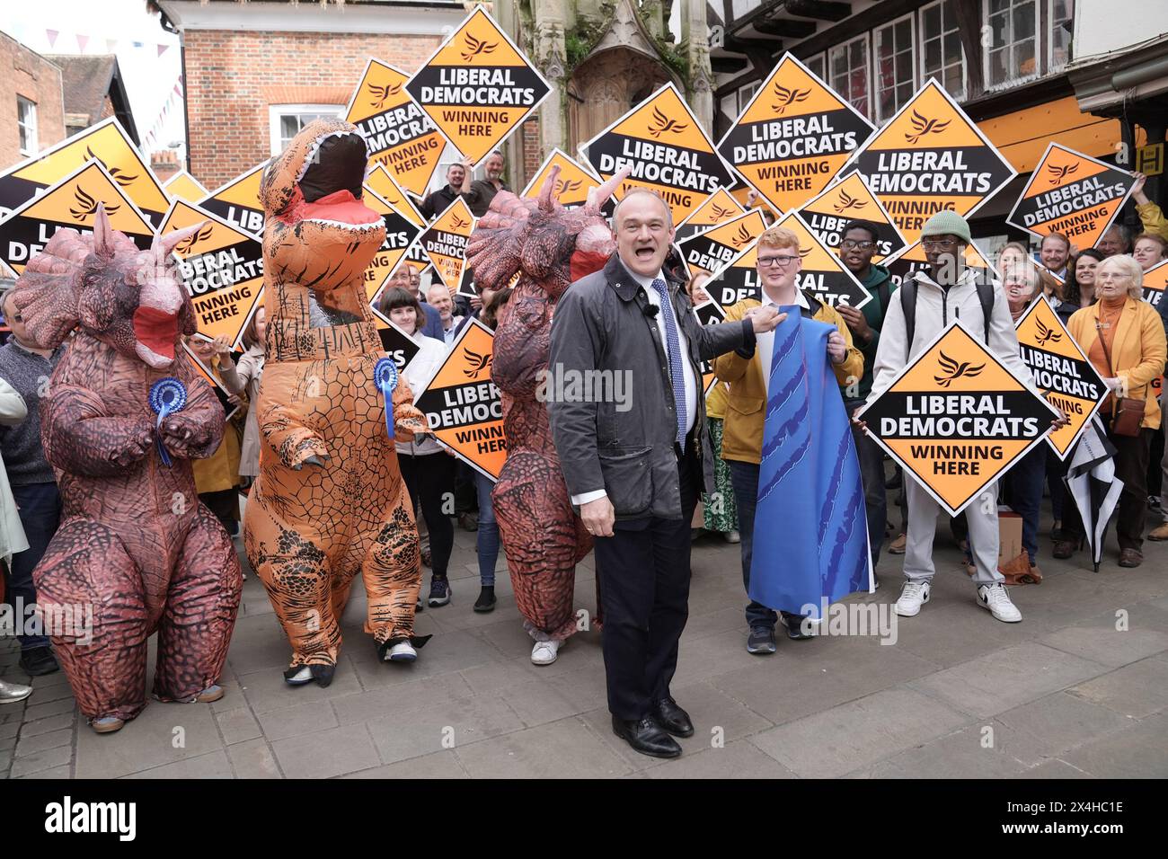 Der Führer der Liberaldemokraten Sir Ed Davey steht vor den „Dinosauriern“ der Tory, als er ankommt, um sich den lokalen Lib dem-Aktivisten bei einer feierlichen Kundgebung in Winchester anzuschließen. Bilddatum: Freitag, 3. Mai 2024. Stockfoto