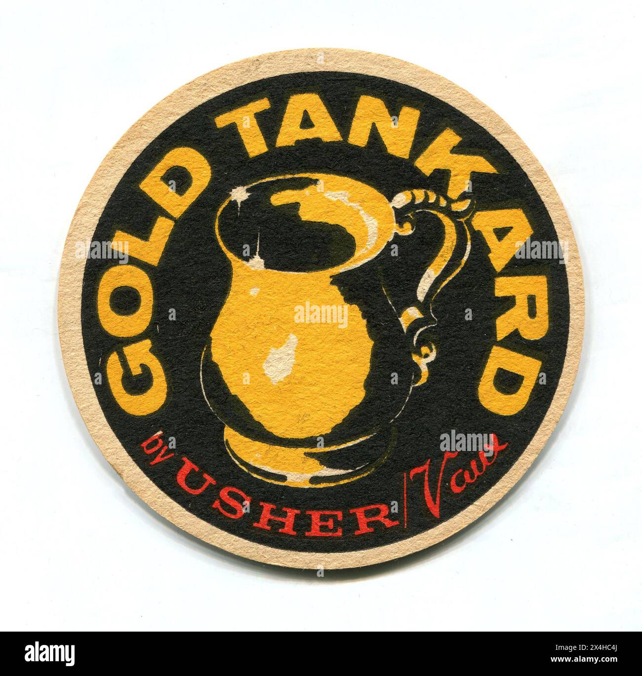 Eine Vintage-Biermatte aus den 1960er Jahren, die für das englische Bier „Gold Tankard“ wirbt, gebraut von Usher/Vaux. Thomas Usher & Son Ltd war eine Brauerei in Edinburgh, Schottland, die 1959 von Vaux, einer großen Brauerei in Sunderland, übernommen wurde. Stockfoto