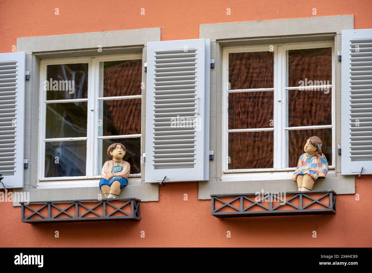 2 Kinder in Fensterskulptur, Meersburg, Deutschland Stockfoto