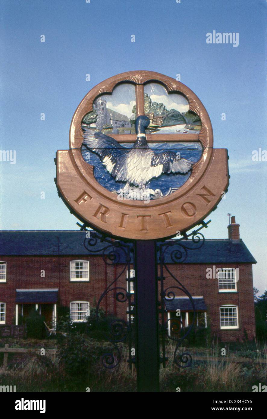 Norfolk. 1987: Ein Foto des Dorfzeichens Fritton in Norfolk, England. Das Schild ist mit einem Bild einer Ente und der Dorfkirche St. Edmond verziert. Fritton liegt 6 Meilen südwestlich von Great Yarmouth und 26 Meilen südöstlich von Norwich. Stockfoto
