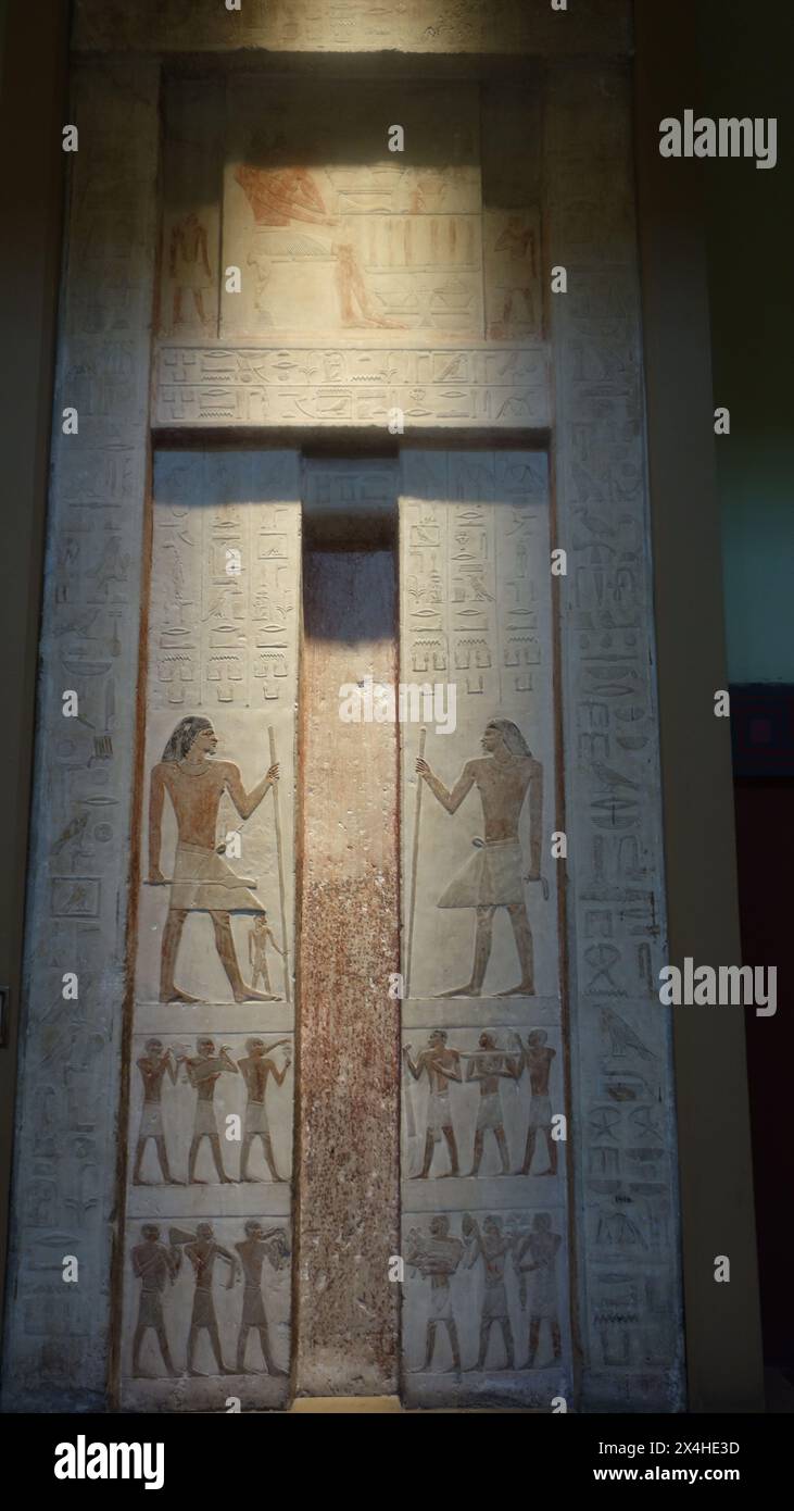 Symbolisches Tor zur Ewigkeit, das in der 3. Dynastie üblich ist. Falsche Tür des Priesters Nikaure. Priester des Sonnengottes Ra und Hathor. Ägyptisches Museum El Stockfoto
