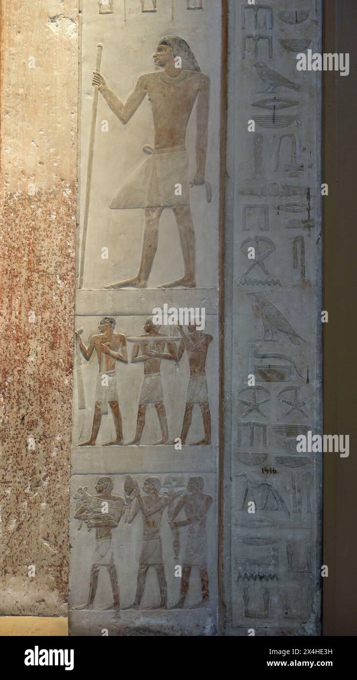 Symbolisches Tor zur Ewigkeit, das in der 3. Dynastie üblich ist. Falsche Tür des Priesters Nikaure. Priester des Sonnengottes Ra und Hathor. Ägyptisches Museum. Stockfoto