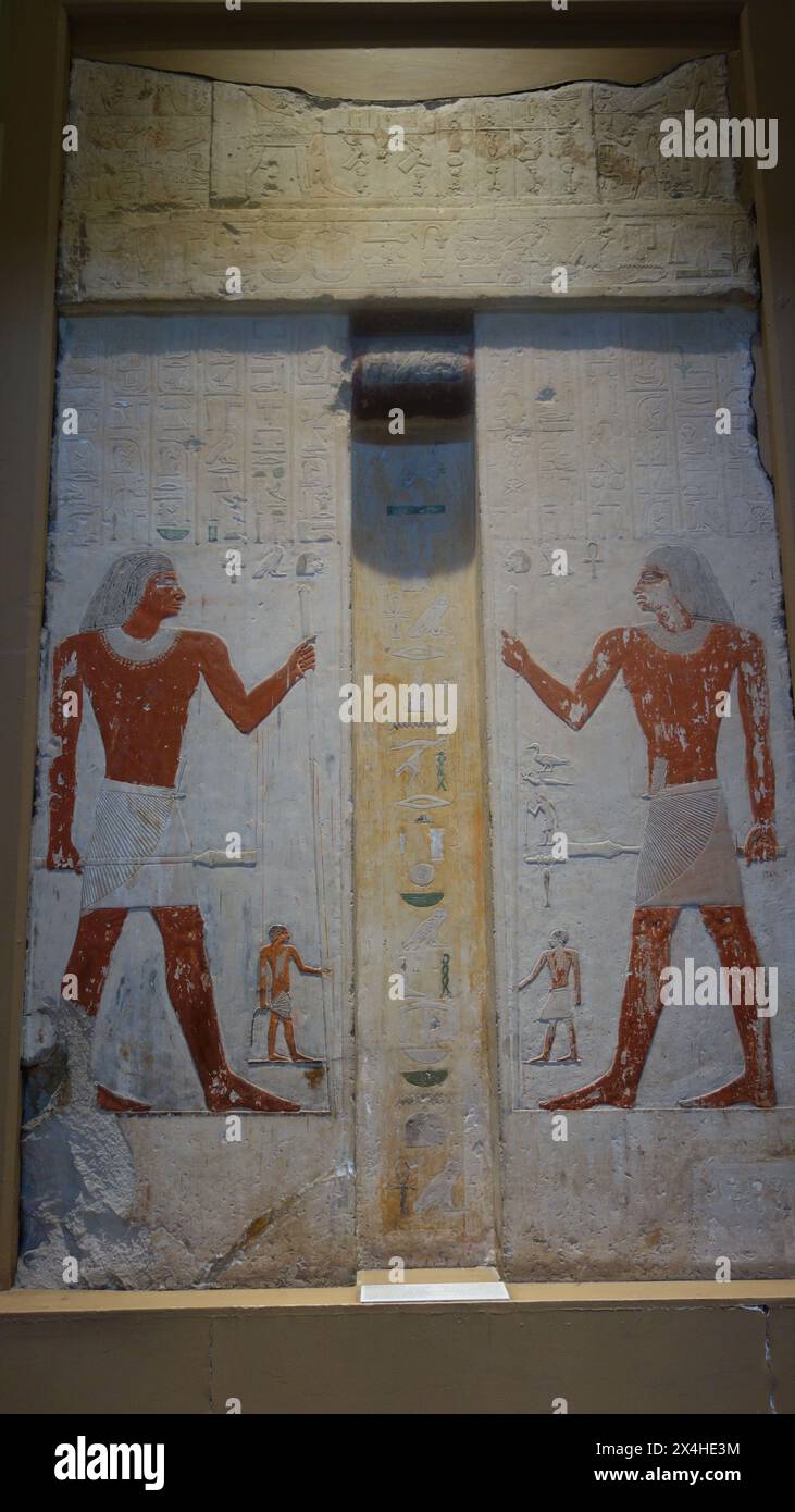 Symbolisches Tor zur Ewigkeit, das in der 3. Dynastie üblich ist. Falsche Tür von Tepemankh II. WAB-Priester der Pyramiden mehrerer Könige Ägyptisches Museum. Stockfoto