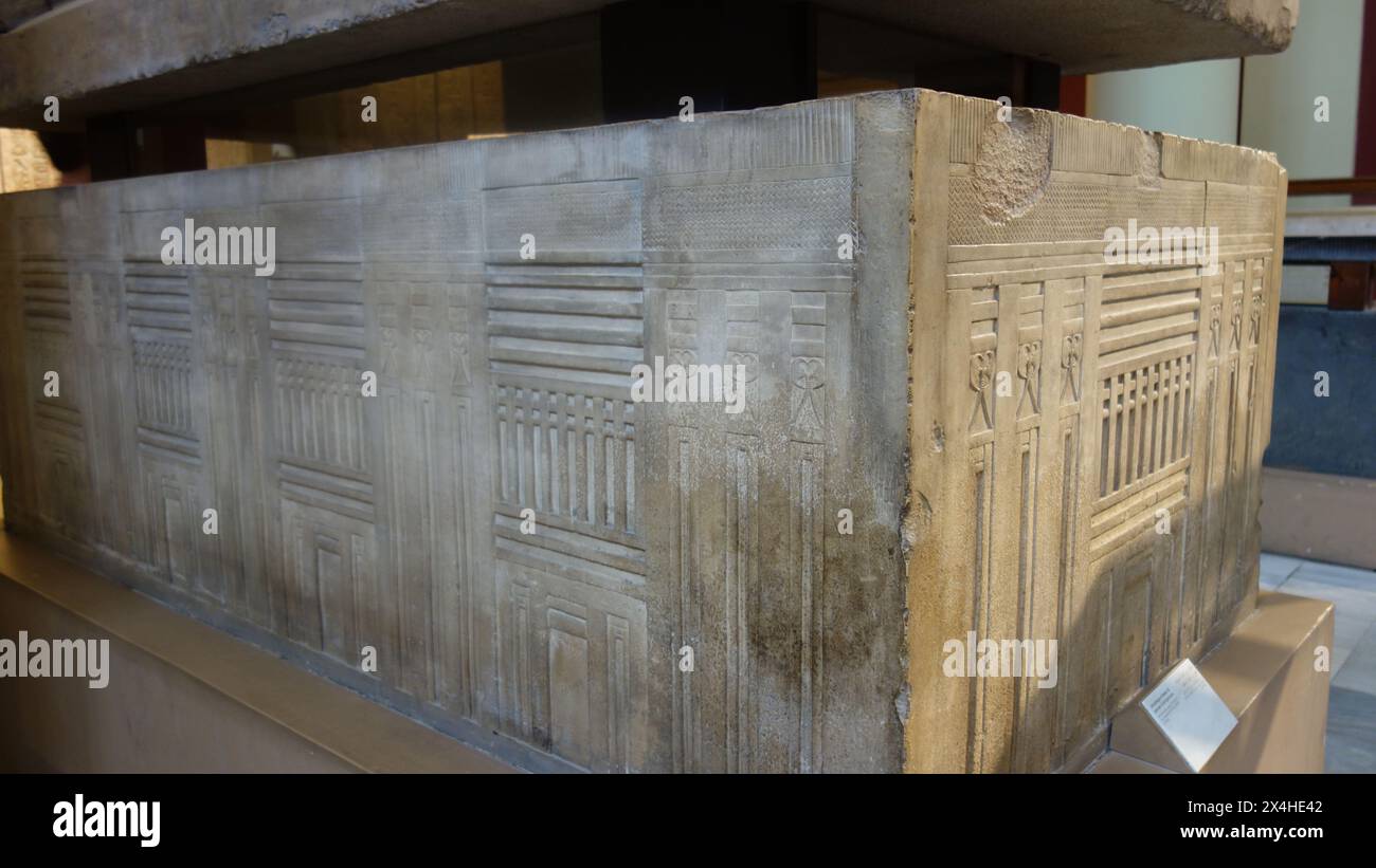 Kalksteinsarkophag von Rawer III., Aufseher aller königlichen Werke. 2575-2323 V. CHR. Ägyptenmuseum Stockfoto