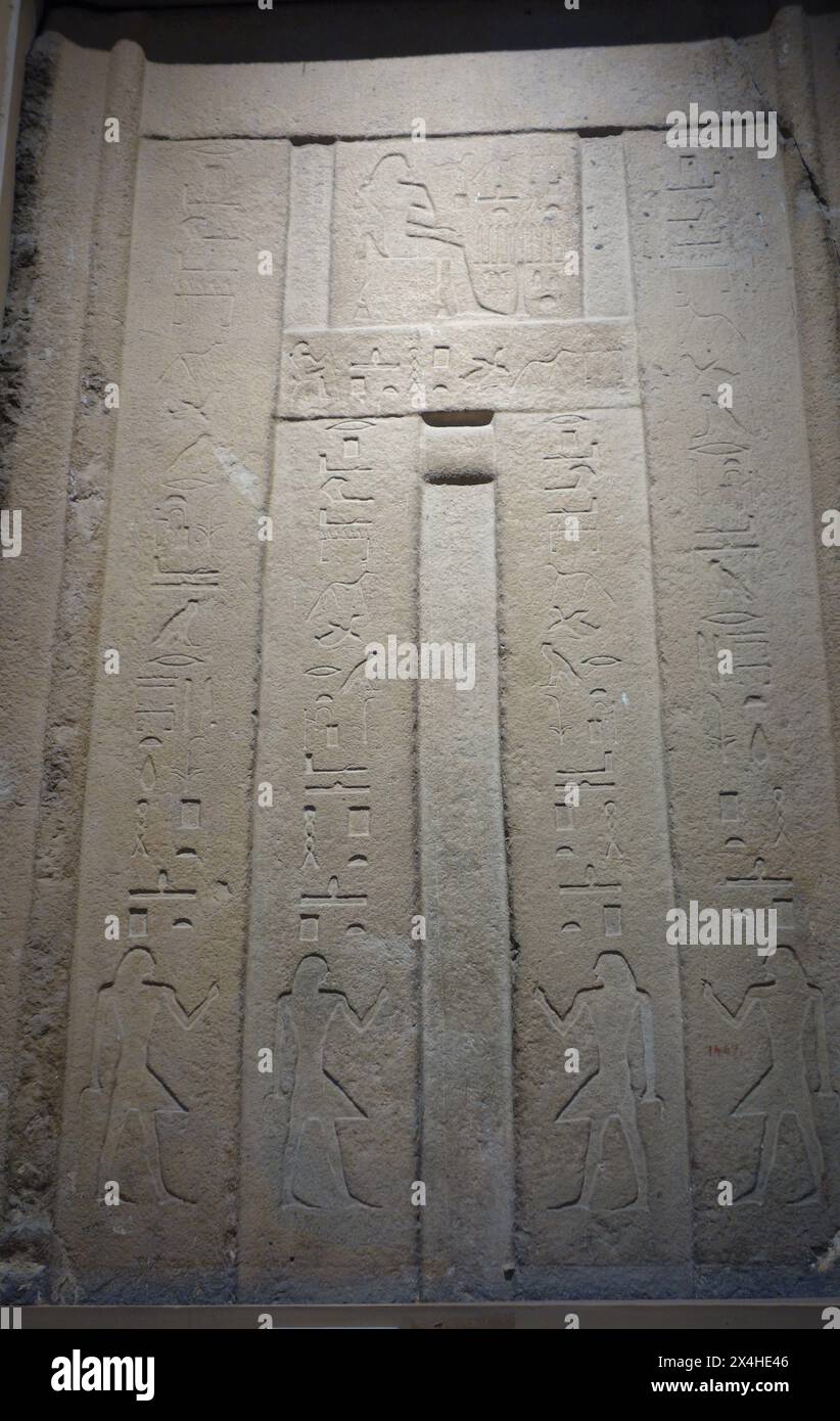 Symbolisches Tor zur Ewigkeit, das in der 5. Dynastie üblich ist. Falsche Tür von Ptahhotep 2465 - 2458 v. Chr. Nationalmuseum von Ägypten. Stockfoto