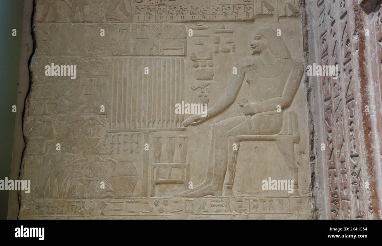 Bietet Nische mit falscher Tür von Sabu IBEBI Hohepriester von Ptah. Er war Berater und Meister der Zeremonien von König Unas. Nationalmuseum von Ägypten. Stockfoto
