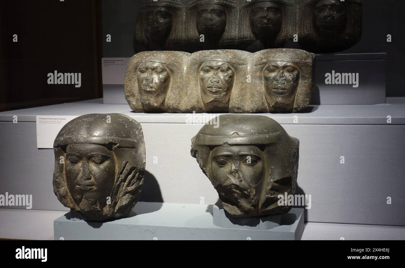 Köpfe von Gefangenen in Stein. Gefunden am Eingang des Königs Djoser die erste Darstellung der menschlichen Emotionen. Nationales Ägyptenmuseum, El Kairo. Stockfoto