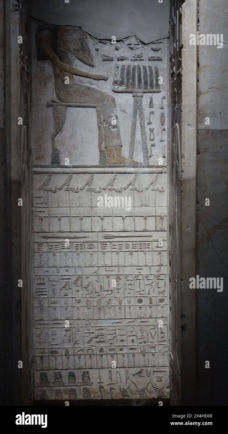 Falsche Tür in einer Nische von Hathor Neferhotep, Ehefrau von Khabausokar und königliche Bekanntschaft. Sie ist der 2. Teil der 3. Dynastie. National Egypt Museum. Stockfoto