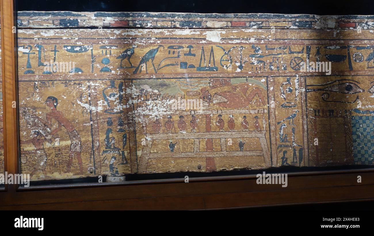 Rechteckiger Sarkophag von Iny, bemalter Gabelin-Holz-Sarkophag. Nationales Ägyptenmuseum, El Kairo. Stockfoto