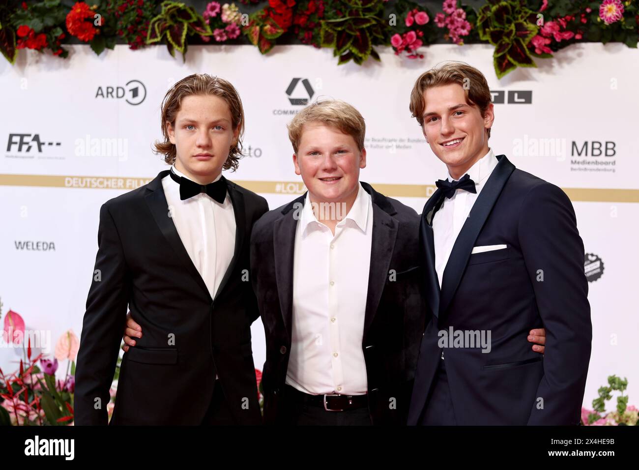 Berlin, Deutschland. Mai 2024. Die Schauspieler Levi Brandl (l-r), Julius Weckauf und Nevio Wendt kommen zur Verleihung des Deutschen Filmpreises. Die Lola ist eine der wichtigsten Auszeichnungen in der Branche. Quelle: Christoph Soeder/dpa/Alamy Live News Stockfoto