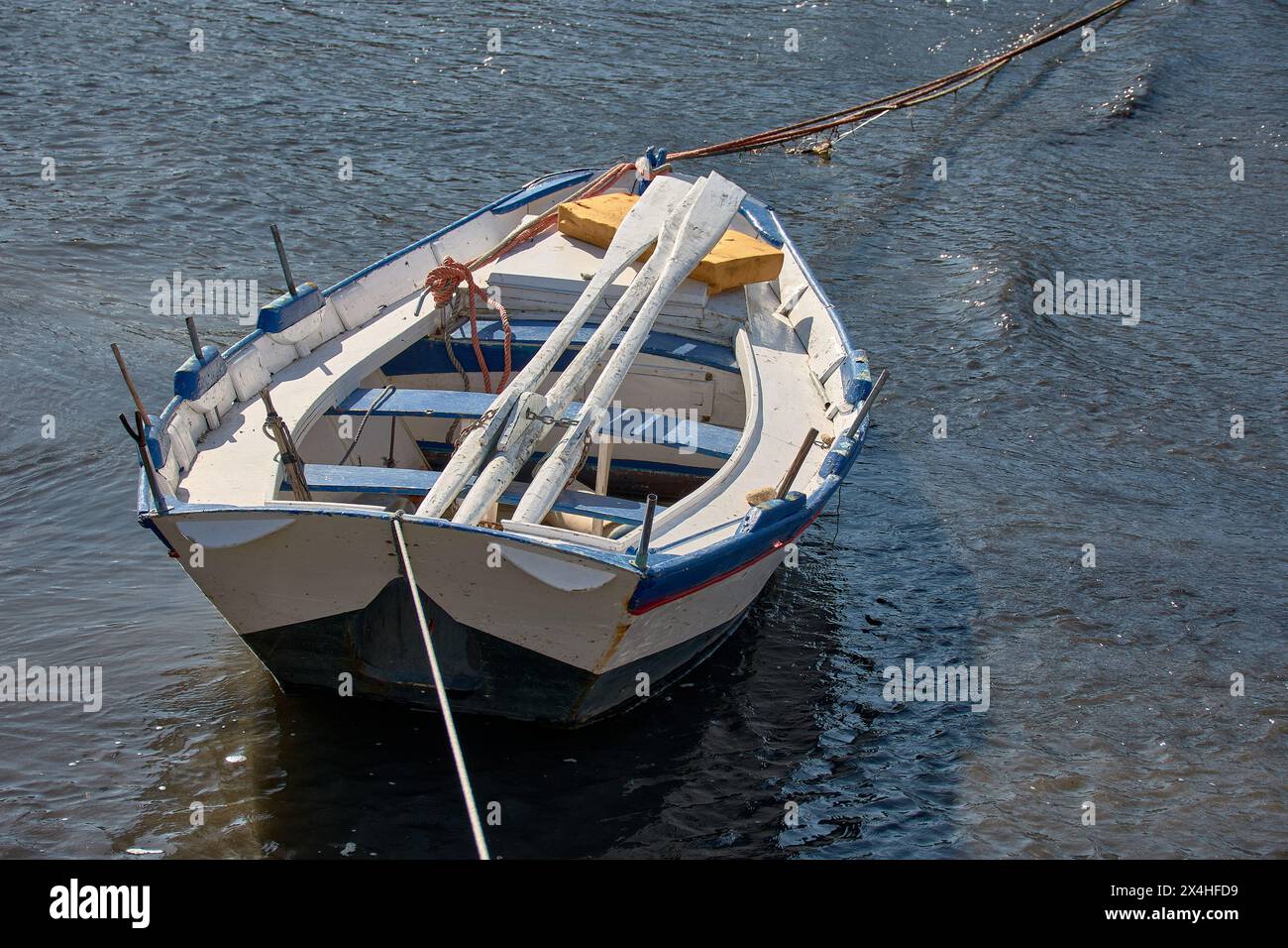 Nahaufnahme eines weißen Ruderbootes mit Rudern in Sabaris Stockfoto