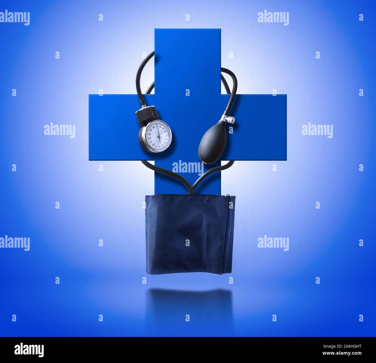 Konzeptioneller Hintergrund der medizinischen Hilfe zur Bekämpfung von Blutdruckproblemen mit Blutdruckmessgeräten, die an einem blauen Kreuz auf strukturiertem blauem g hängen Stockfoto