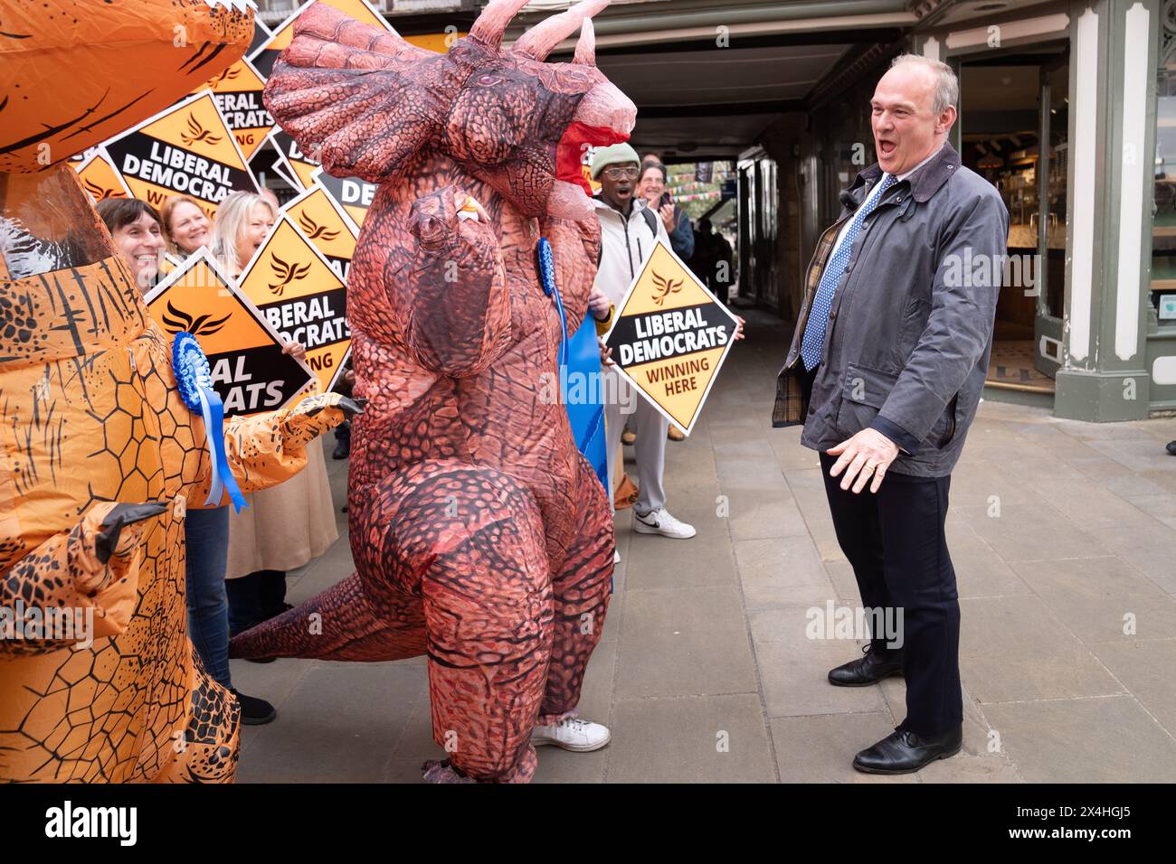 Der Führer der Liberaldemokraten Sir Ed Davey wird von Tory „Dinosauriern“ begrüßt, als er nach den Wahlen in der Kommunalregierung bei einer feierlichen Kundgebung in Winchester ankommt, um sich den lokalen Lib dem-Aktivisten anzuschließen. Bilddatum: Freitag, 3. Mai 2024. Stockfoto