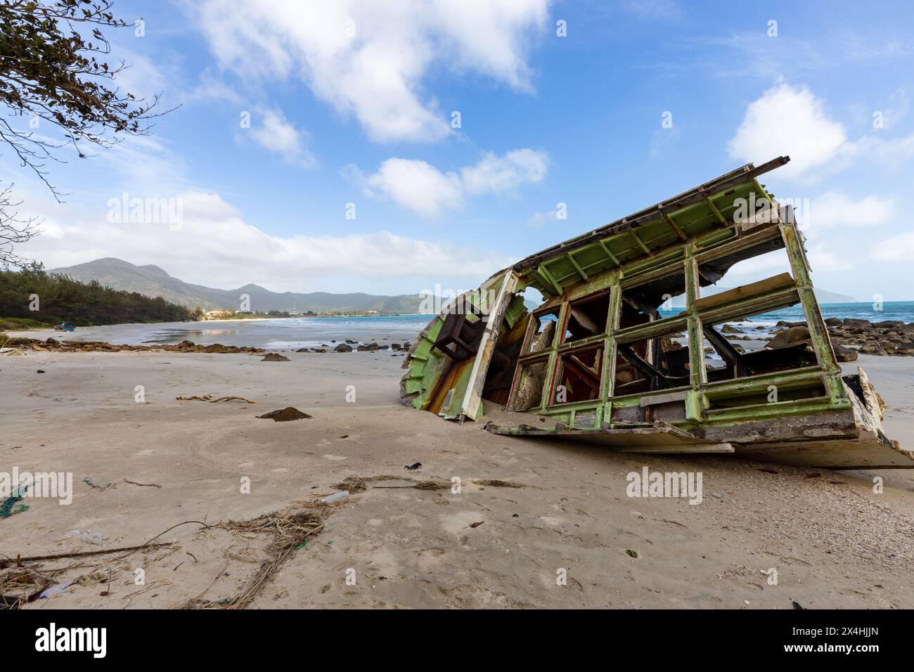 Boote Wrack an einem Strand von Con Dao in Vietnam Stockfoto