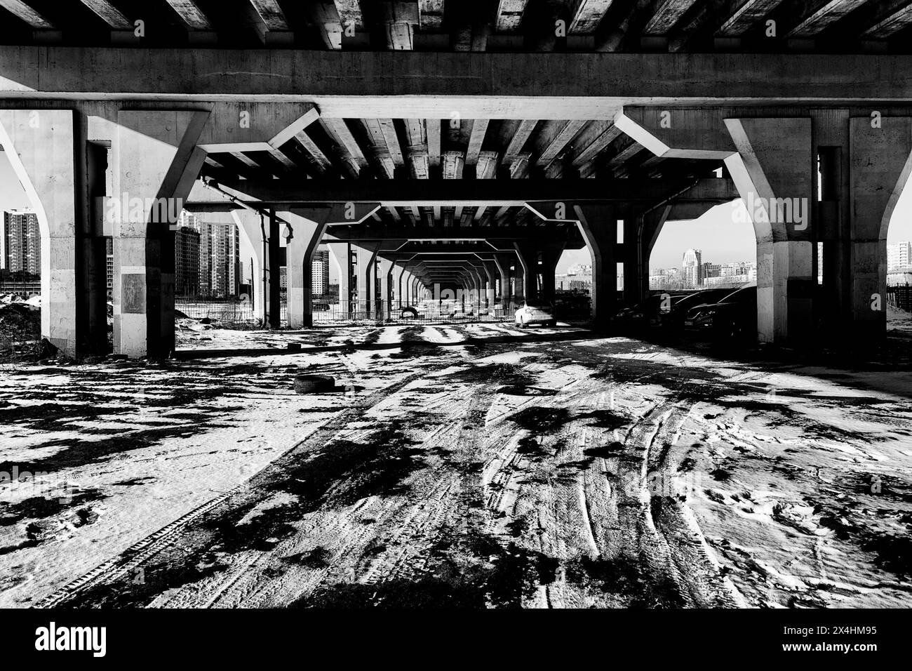 Schwarz-weiß-Konzept des Raumes unter der Brücke mit Säulen Stockfoto