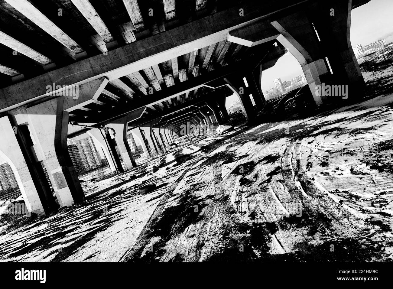 Schwarz-weiß-Konzept einer urbanen Landschaft mit einem Raum unter der Brücke, fotografiert im niederländischen Eckstil Stockfoto