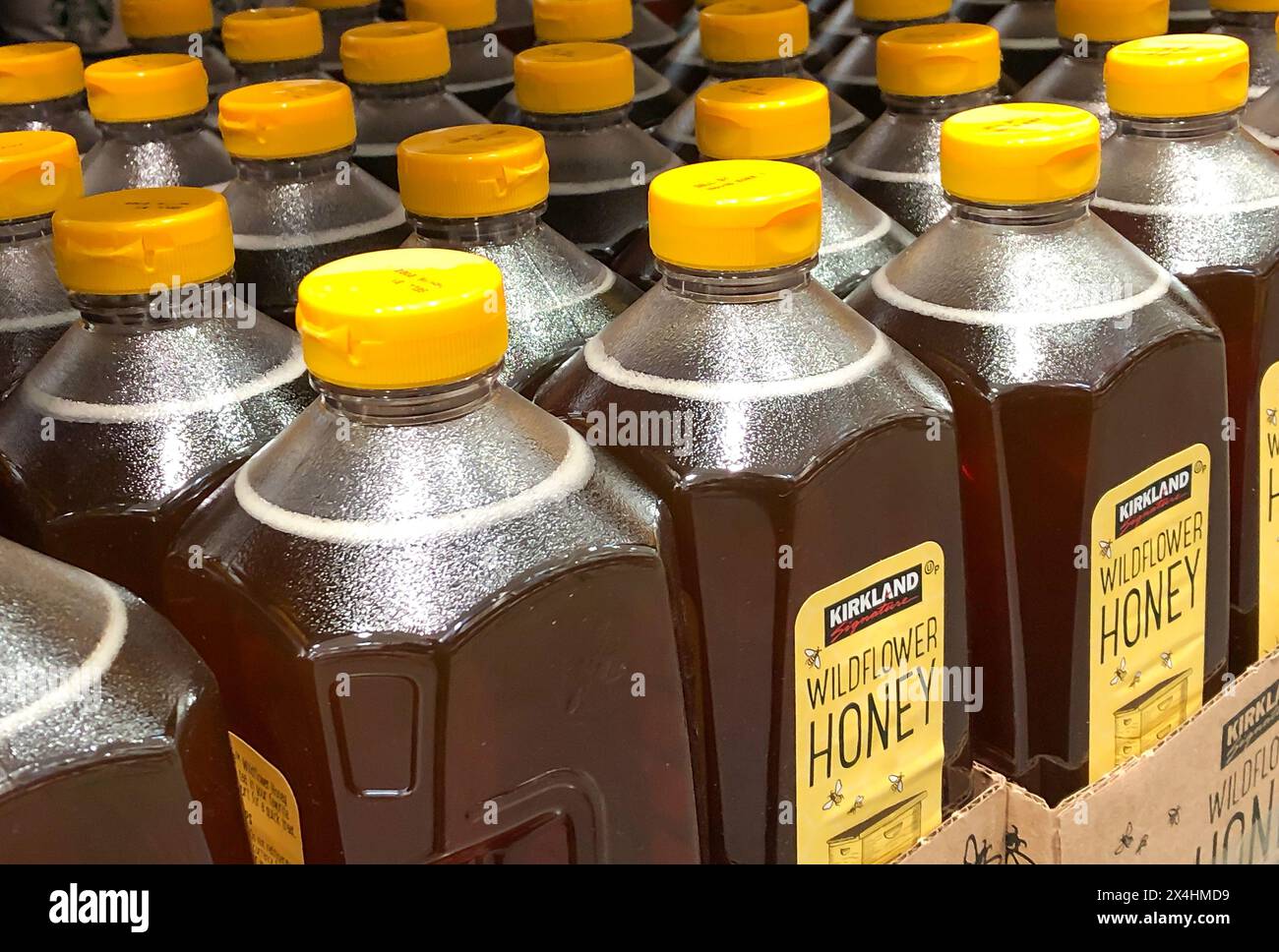 BAXTER, MN - 3. Februar 2021: Wildflower Honig der Marke Costco Kirkland in Flaschen mit gelben Spitzen, zum Verkauf im Einzelhandelsgeschäft für Mitglieder. Stockfoto