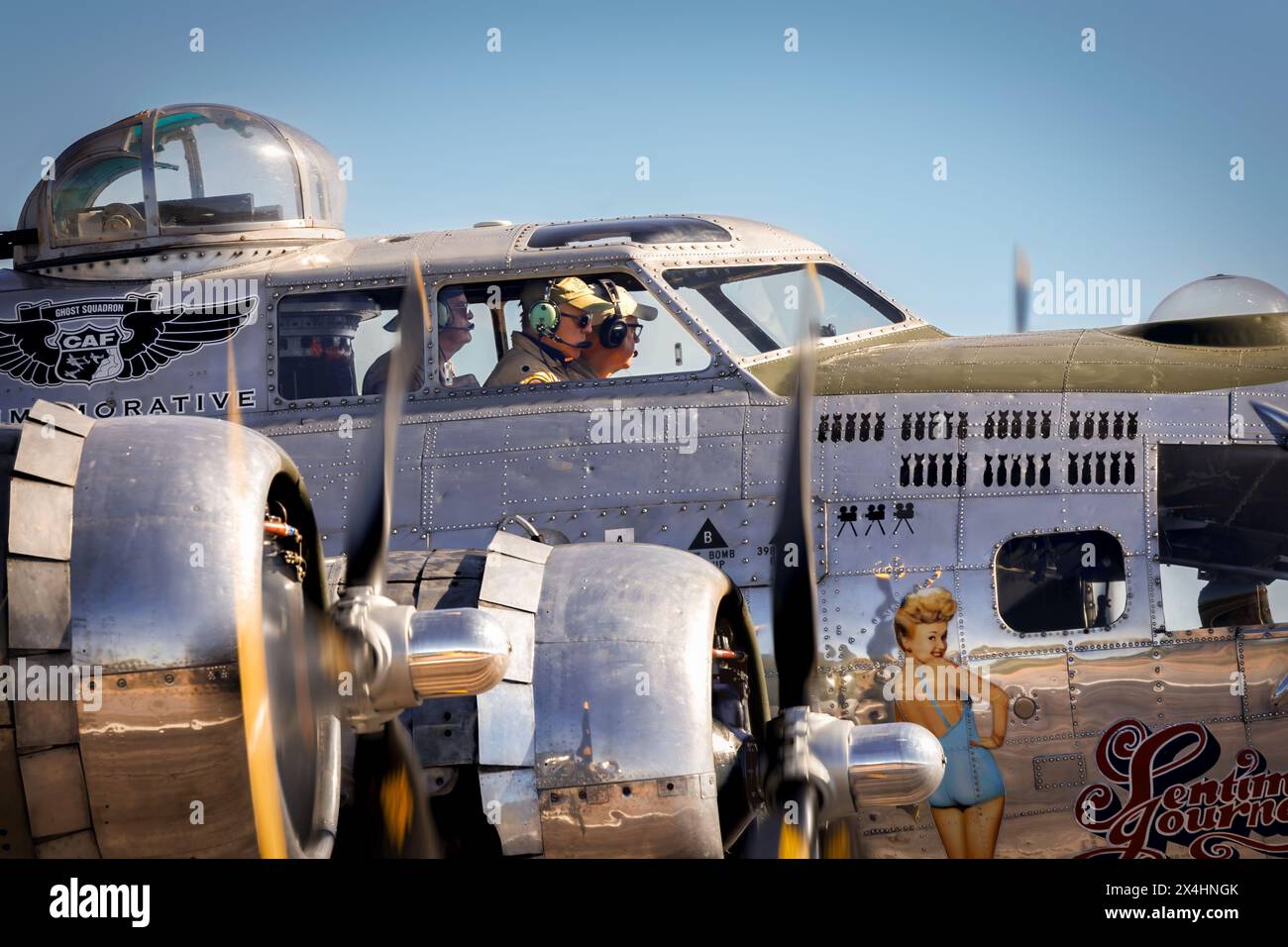 Die Besatzung der B-17 Flying Fortress, genannt sentimental Journey of the Memorative Air Force, am Santa Teresa Airport in New Mexico. Stockfoto