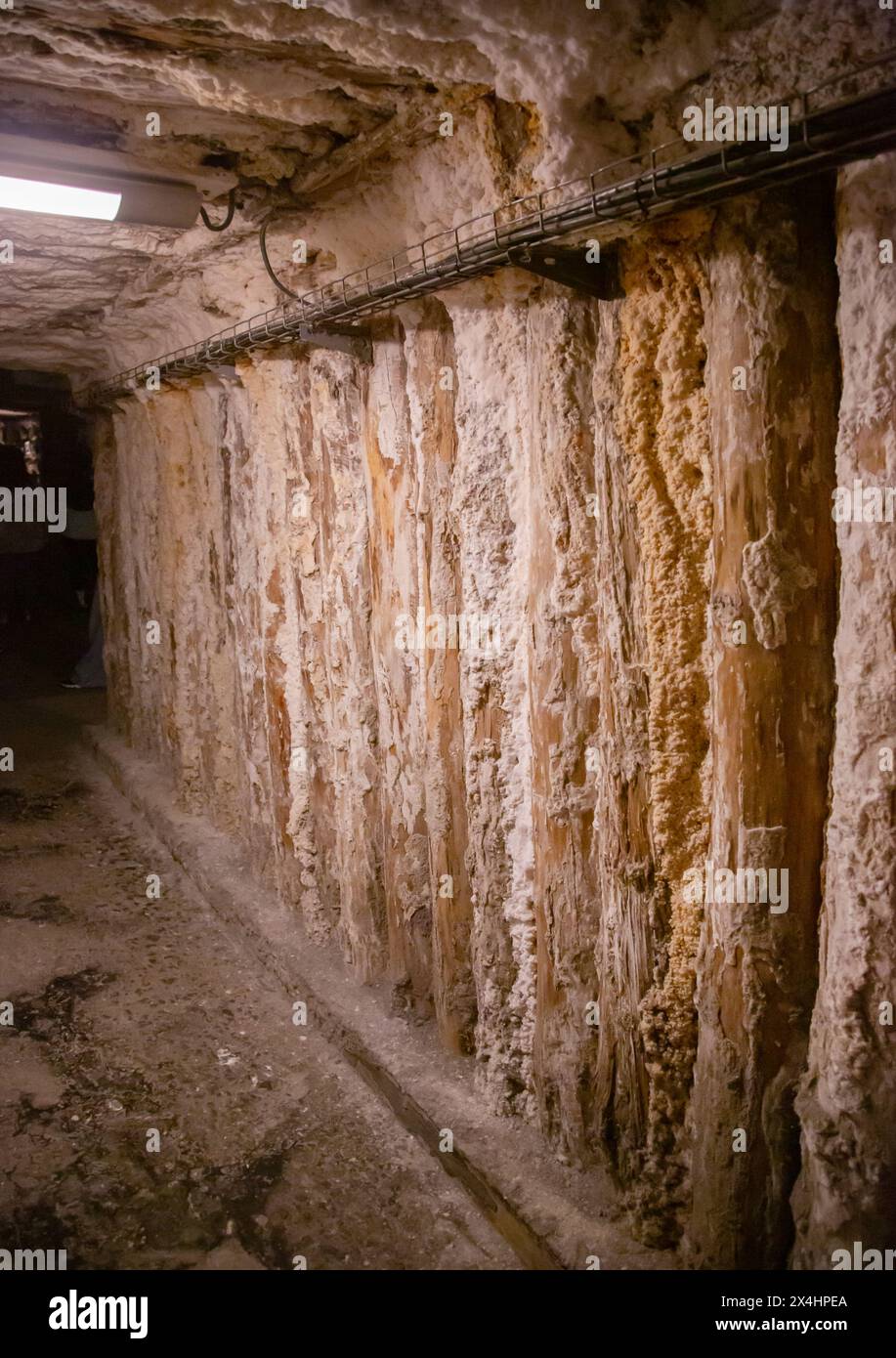 WIELICZKA, POLEN - JUNI 30: Innenansicht der königlichen Salzminen von Wieliczka und bochnia strukturierte Salzwände und -Decken, schwach beleuchtet durch künstliche Lichter Stockfoto