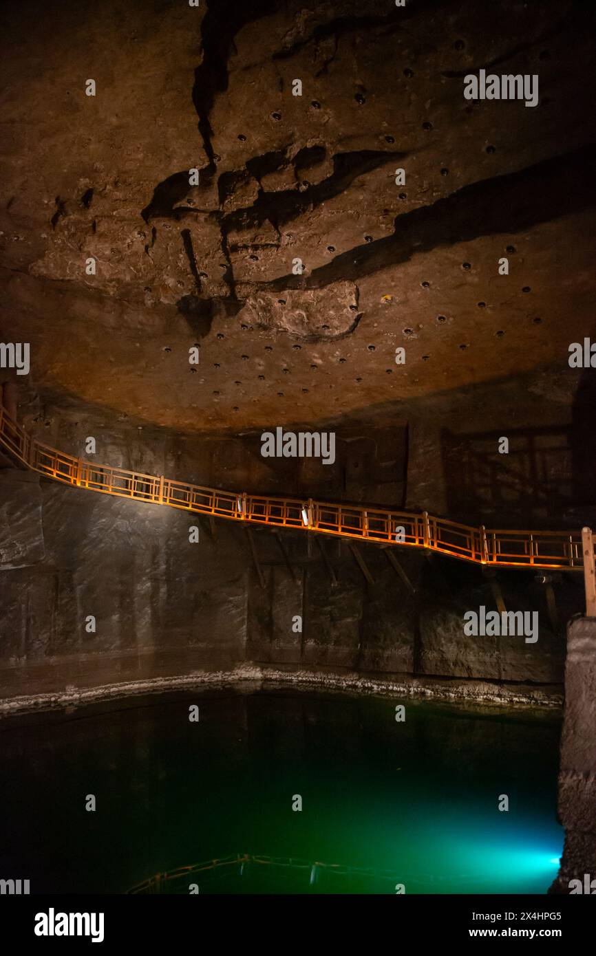 WIELICZKA, POLEN – JUNI 30: Unterirdische Treppe und Salzgrottensee Wieliczka. Innenansicht der königlichen Salzminen Wieliczka und bochnia mit strukturiertem Salz Stockfoto