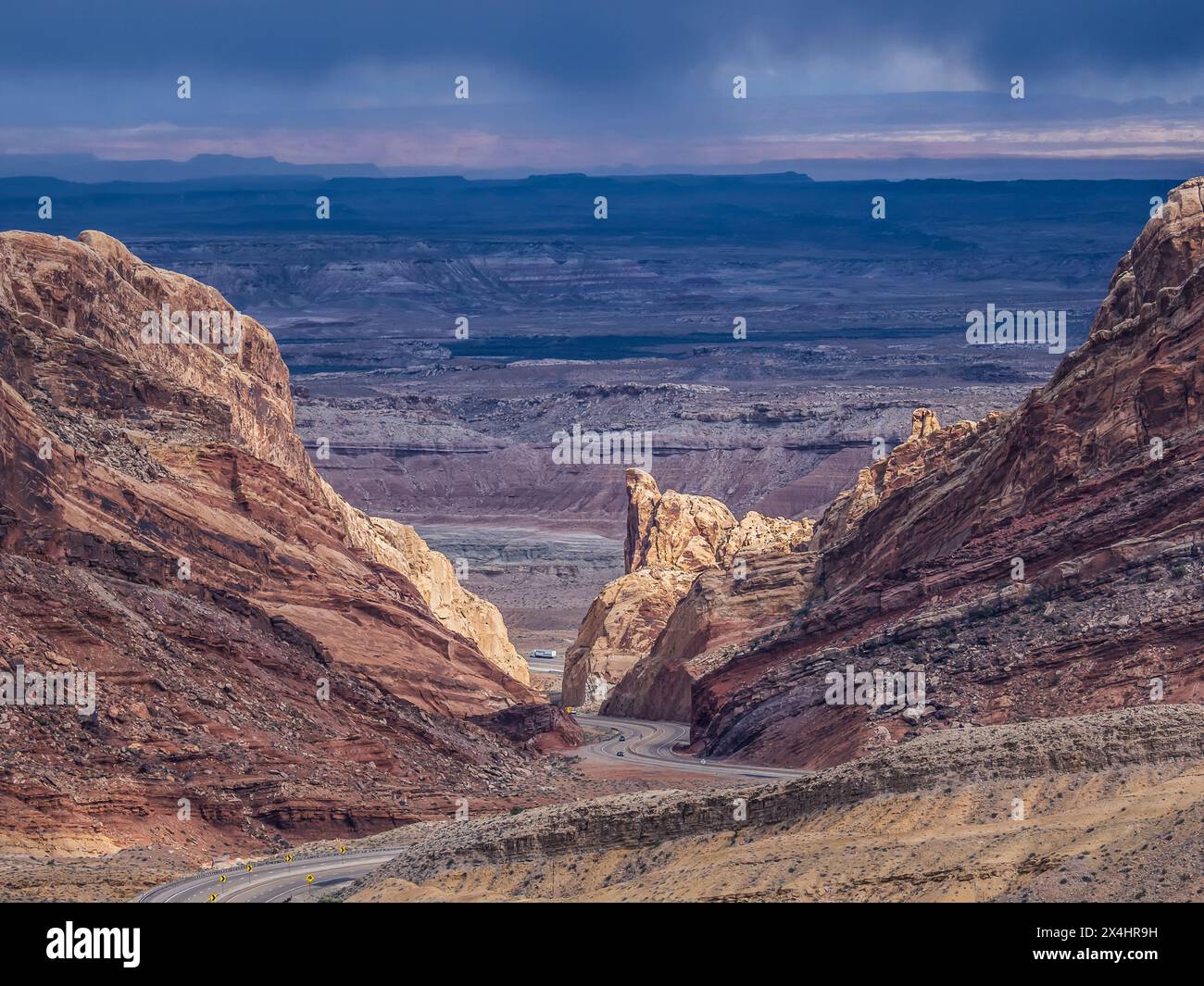 Blick vom Spotted Wolf überblicken Sie die Interstate 70, San Rafael, die westlich von Green River, Utah, liegt. Stockfoto