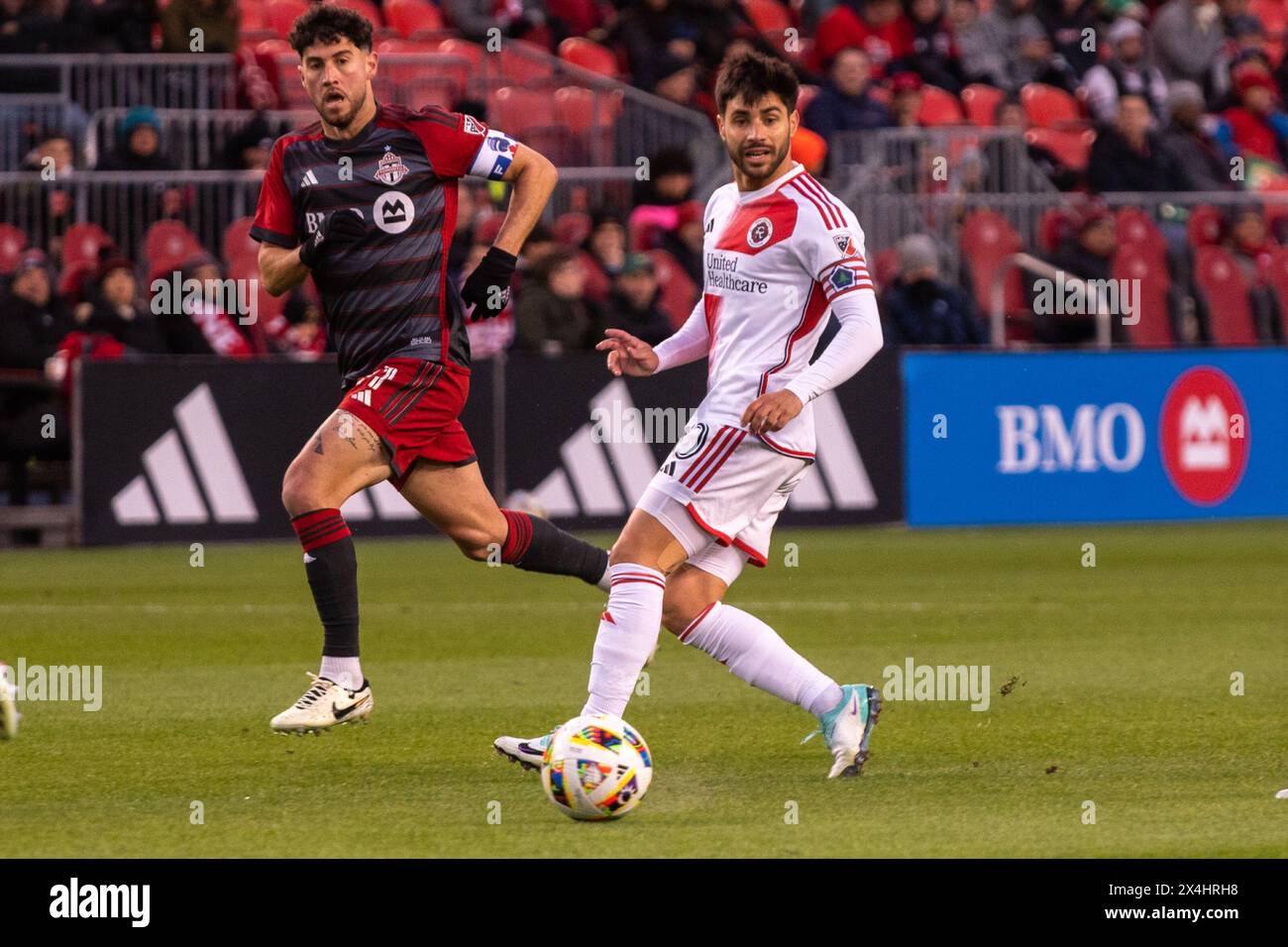 Toronto, ON, Kanada - 20. April 2024: Carles Gil #10 Mittelfeldspieler der New England Revolution sieht sich den Ball während des regulären Saisonspiels b an Stockfoto