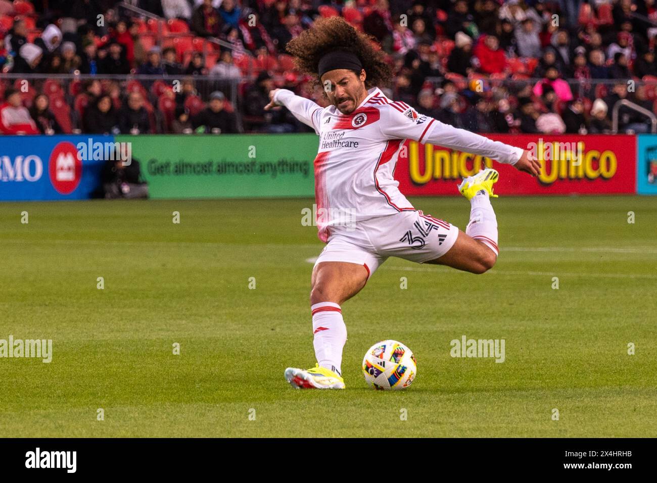Toronto, ON, Kanada - 20. April 2024: Ryan Spaulding #34 Verteidiger der New England Revolution spielt mit dem Ball während der regulären MLS-Saison Stockfoto