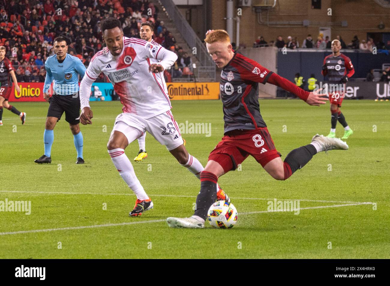 Toronto, ON, Kanada - 20. April 2024: Matthew Longstaff #8 Mittelfeldspieler des Toronto FC tritt den Ball während des regulären Saisonspiels der MLS zwischen T Stockfoto