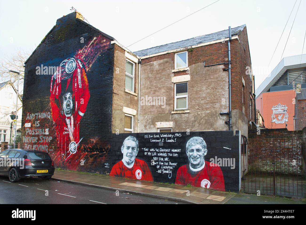 Die beiden Wandmalereien mit Jordan Henderson, Ian St John und Roger Hunt feiern das Ende der 30-jährigen Wartezeit auf den Ligapokal und den ersten FA Cup Stockfoto
