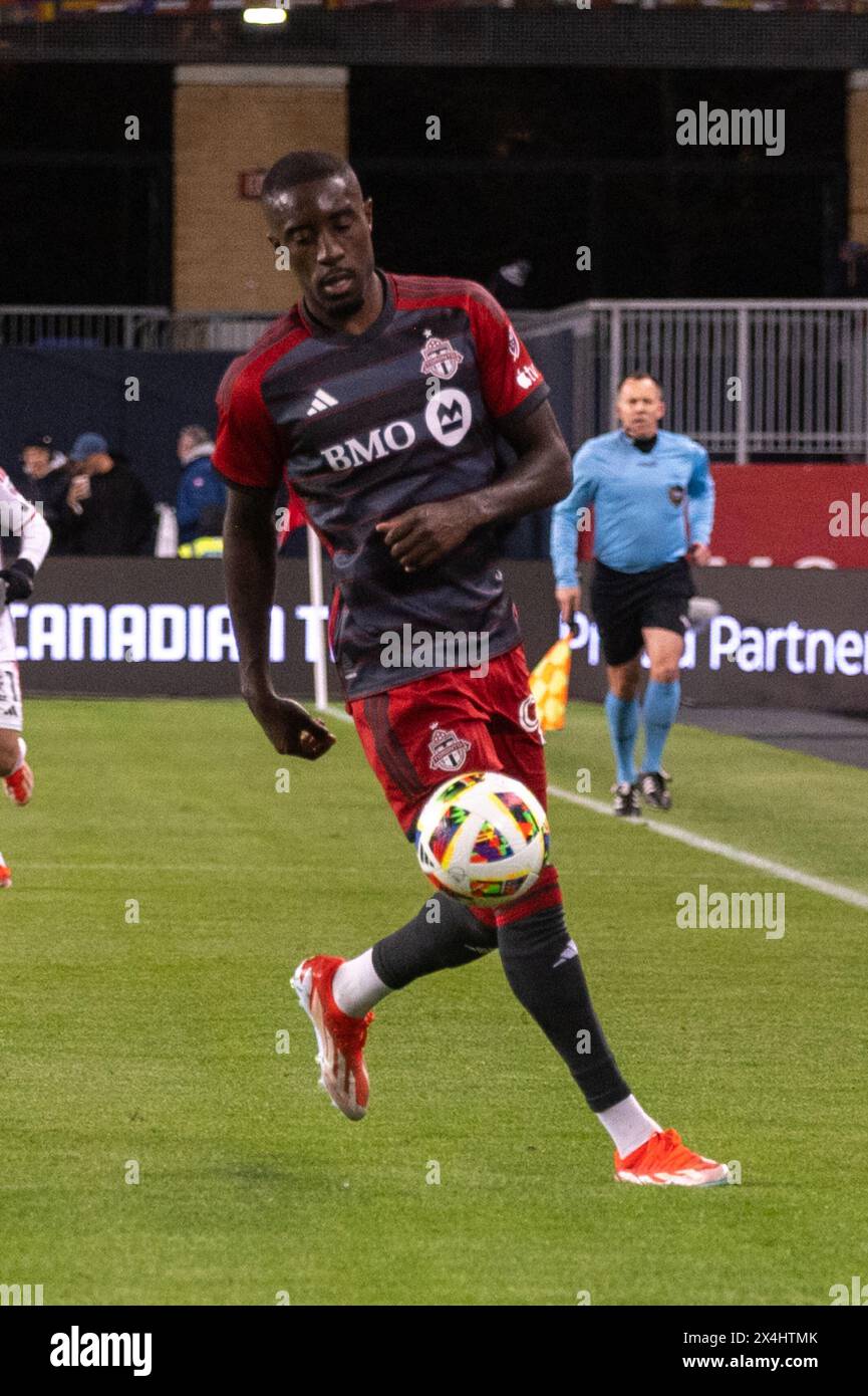 Toronto, ON, Kanada - 20. April 2024: Prinz Osei Owusu #99 Stürmer des Toronto FC spielt mit dem Ball während des regulären Saisonspiels der MLS zwischen T Stockfoto