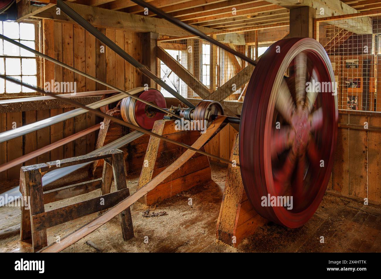 Große Riemen und Riemenscheiben übertragen die Kraft von einem Wasserrad im historischen Sägewerk McDonald Bros in Sherbrooke, Nova Scotia. Stockfoto