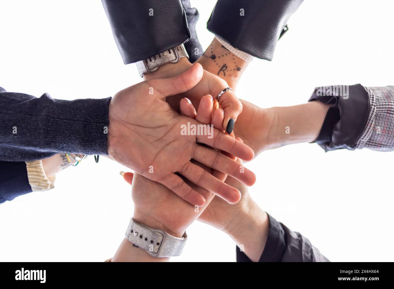 Niedriger Winkel der Gruppe von Menschen, die Fäuste schlagen. Zusammensein und Zusammensein Konzept Stockfoto