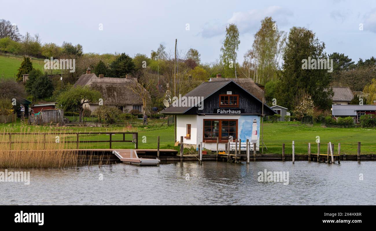 Landschaft am Fährhaus des Verbindungskanals Baabe-Selin-Moritzdorf, Seliner See, Rügen, Mecklenburg-Vorpommern, Deutschland Stockfoto