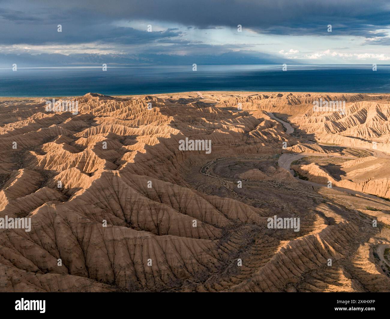 Abendstimmung, Canyon zieht sich durch Landschaft, Issyk Kul Lake, dramatische karge Landschaft mit erodierten Hügeln, Badlands, Canyon der vergessenen Flüsse Stockfoto