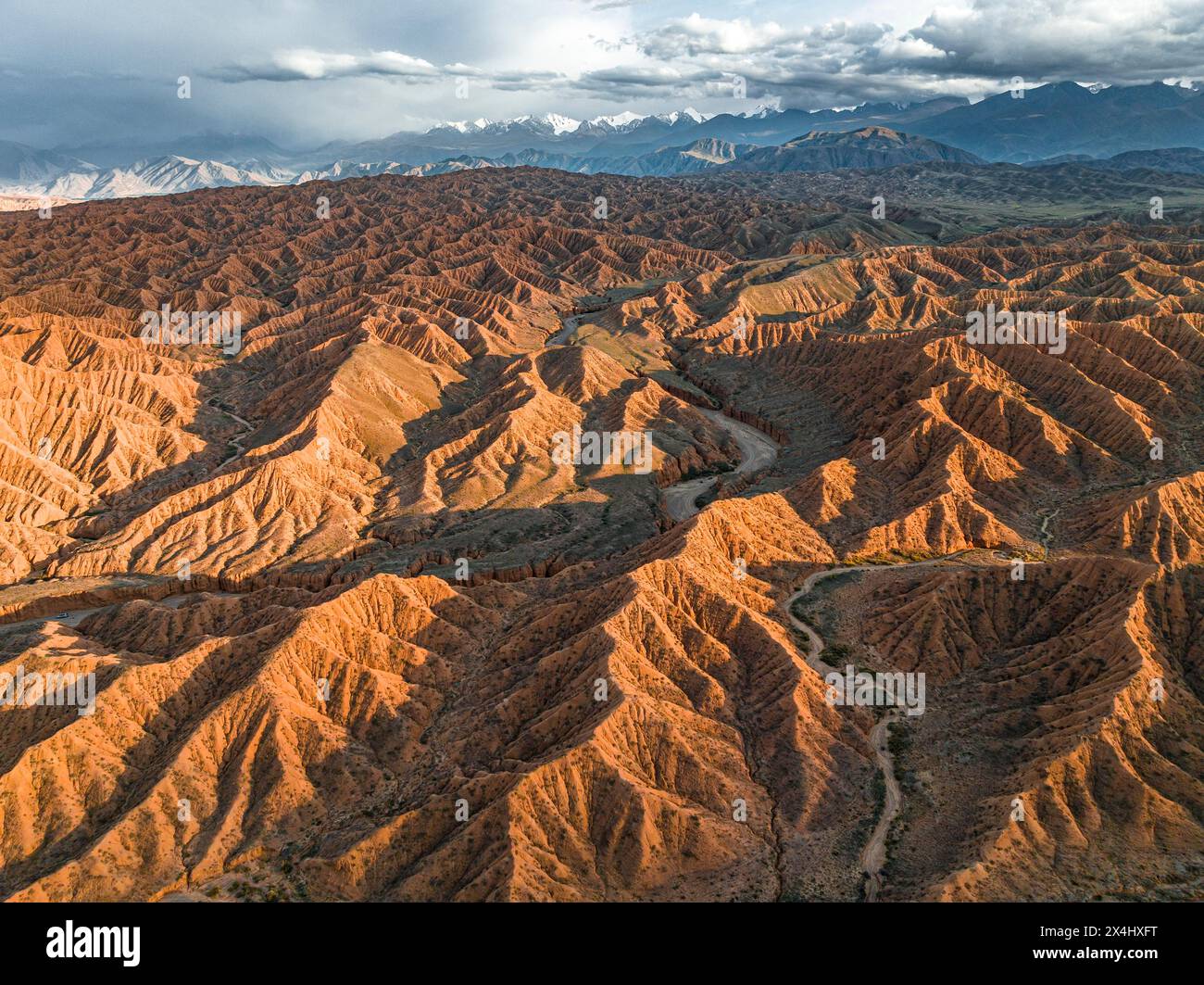 Abendliche Atmosphäre, Berggipfel der Tien Shan Mountains, dramatische karge Landschaft mit erodierten Hügeln, Badlands, Canyon der vergessenen Flüsse Stockfoto