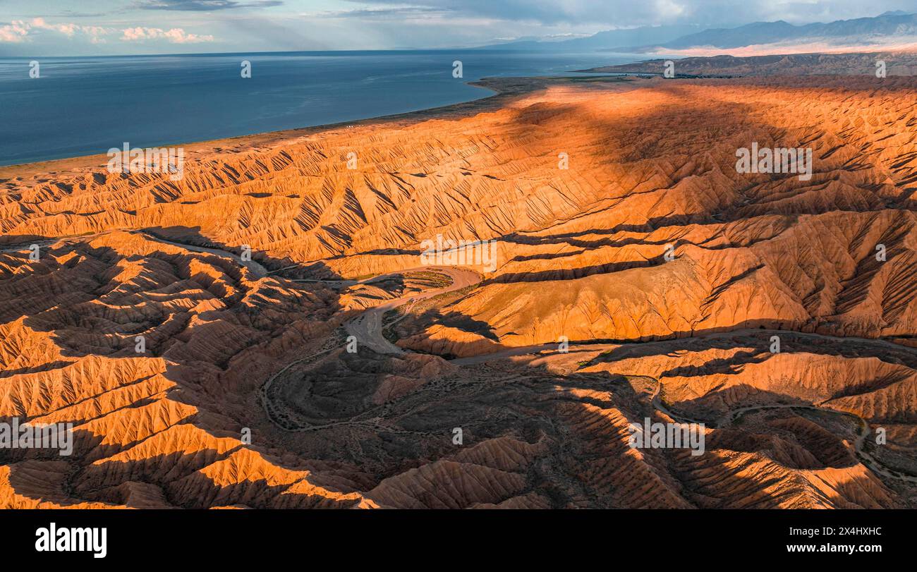 Abendstimmung, Canyon zieht sich durch Landschaft, Issyk Kul Lake, dramatische karge Landschaft mit erodierten Hügeln, Badlands, Canyon der vergessenen Flüsse Stockfoto