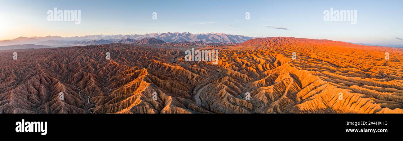 Abendliche Atmosphäre, Berggipfel der Tien Shan Mountains, dramatische karge Landschaft mit erodierten Hügeln, Badlands, Canyon der vergessenen Flüsse Stockfoto