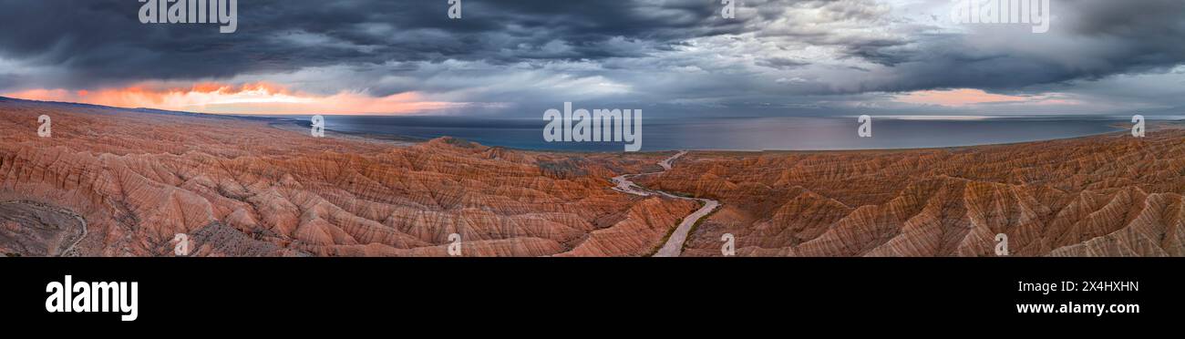 Abendstimmung, Canyon zieht sich durch Landschaft, Issyk Kul Lake, dramatische karge Landschaft mit erodierten Hügeln, Badlands, Canyon der vergessenen Flüsse Stockfoto