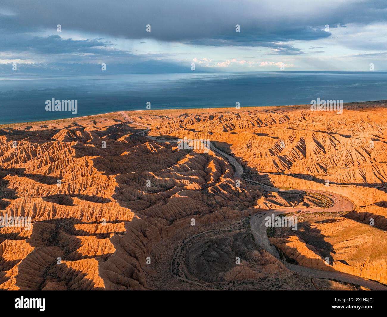 Abendstimmung, Canyon zieht sich durch Landschaft, Issyk Kul Lake, dramatische karge Landschaft mit erodierten Hügeln, Badlands, Canyon der vergessenen Flüsse Stockfoto