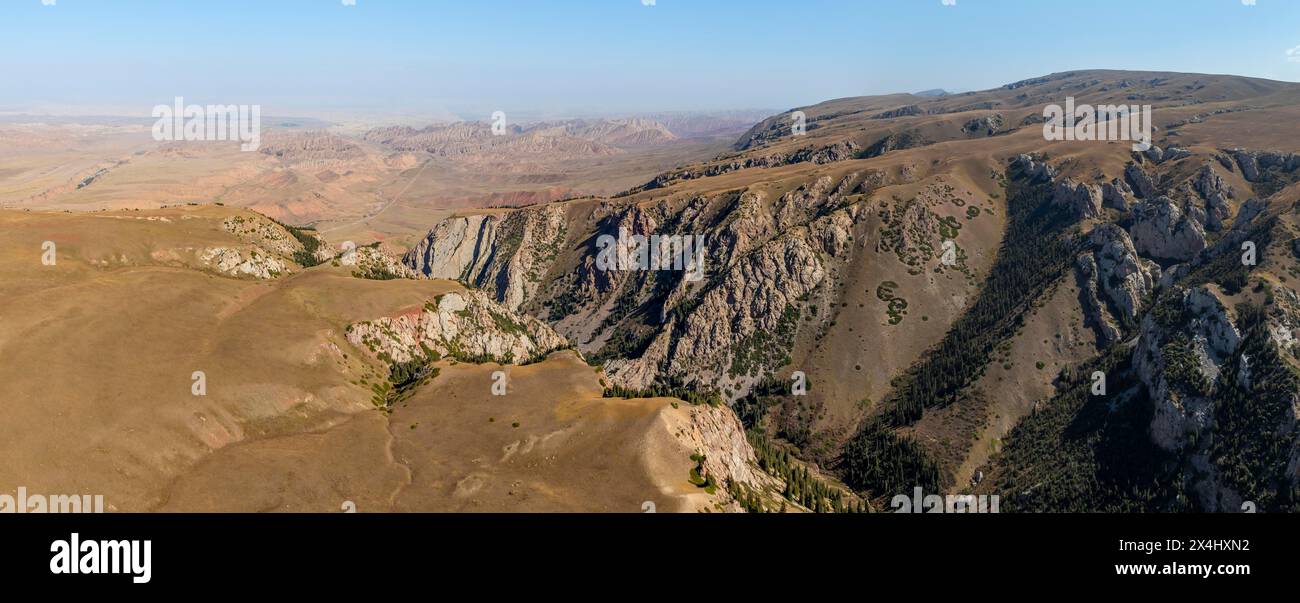 Moldo-Ashuu Pass, Berglandschaft mit steilen Felsen zwischen gelben Hügeln, in der Nähe von Baetov, Naryn Region, Kirgisistan Stockfoto