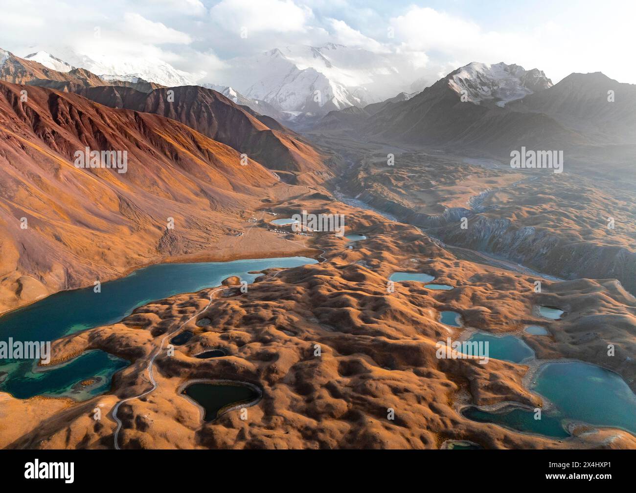 Stimmungsvolle Aussicht aus der Luft, Hochgebirgslandschaft mit Gletschermoränen und Bergseen, hinter Pik Lenin, Trans Alay Mountains, Pamir Mountains Stockfoto