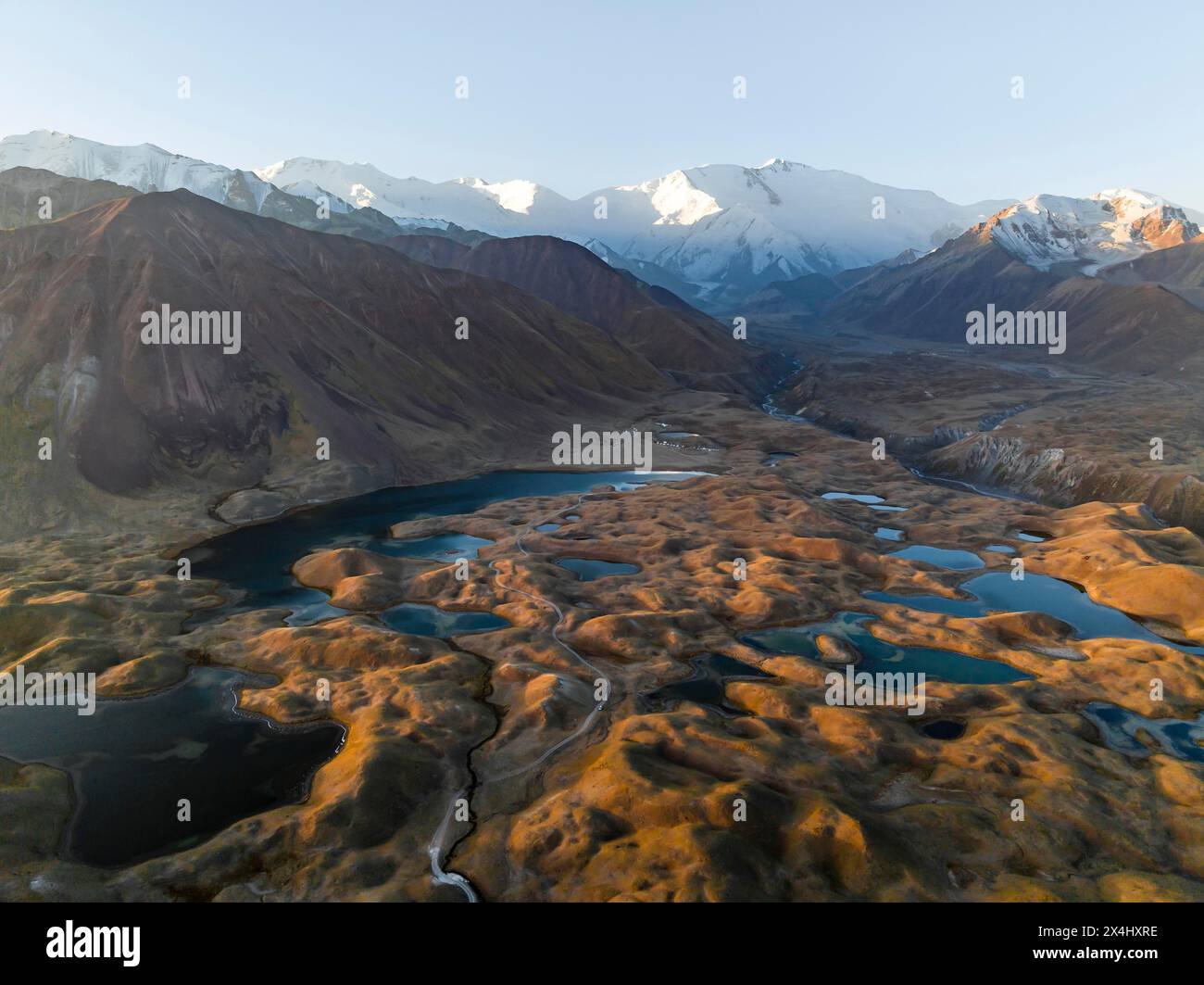 Stimmungsvolle Aussicht aus der Luft, Hochgebirgslandschaft mit Gletschermoränen und Bergseen, hinter Pik Lenin, Trans Alay Mountains, Pamir Mountains Stockfoto