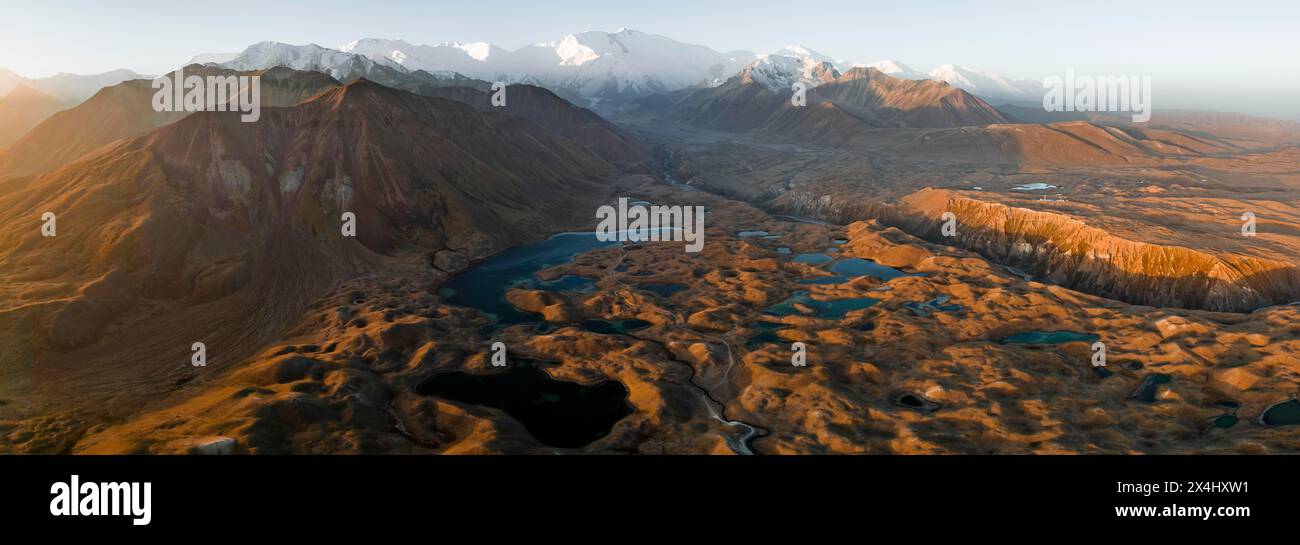 Aus der Vogelperspektive, Hochgebirgslandschaft mit Gletschermoränen und Bergseen, hinter Pik Lenin, Trans Alay Mountains, Pamir Mountains, Osher Stockfoto