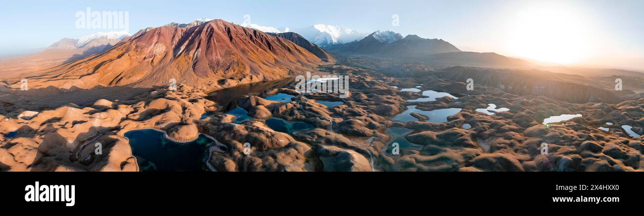 Aus der Vogelperspektive, Hochgebirgslandschaft mit Gletschermoränen und Bergseen, hinter Pik Lenin, Trans Alay Mountains, Pamir Mountains, Osher Stockfoto