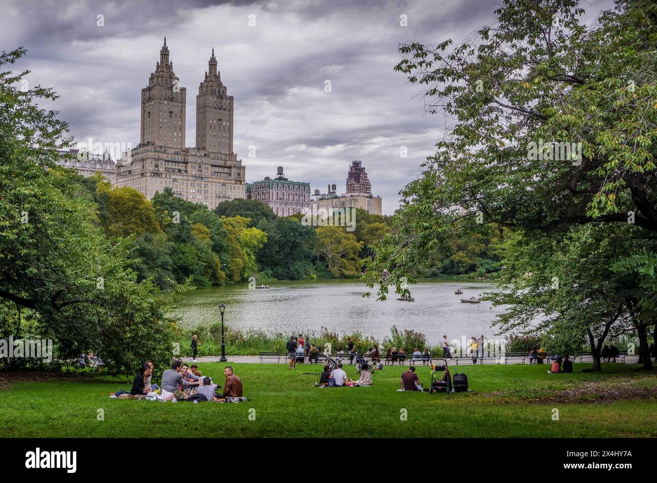 Der Blick auf das San-Remo-Gebäude in Manhattans Upper West Side vom Central Park in New York City an einem trüben bewölkten Tag. Stockfoto