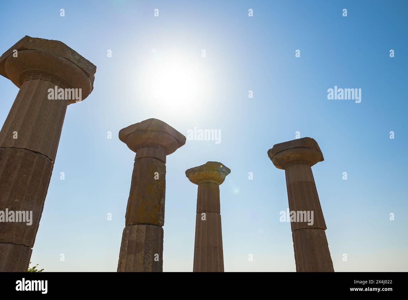 Säulen des Tempels von Athena in Assos Antike Stadt. Antike griechische Stadtruinen in der Türkei. Stockfoto