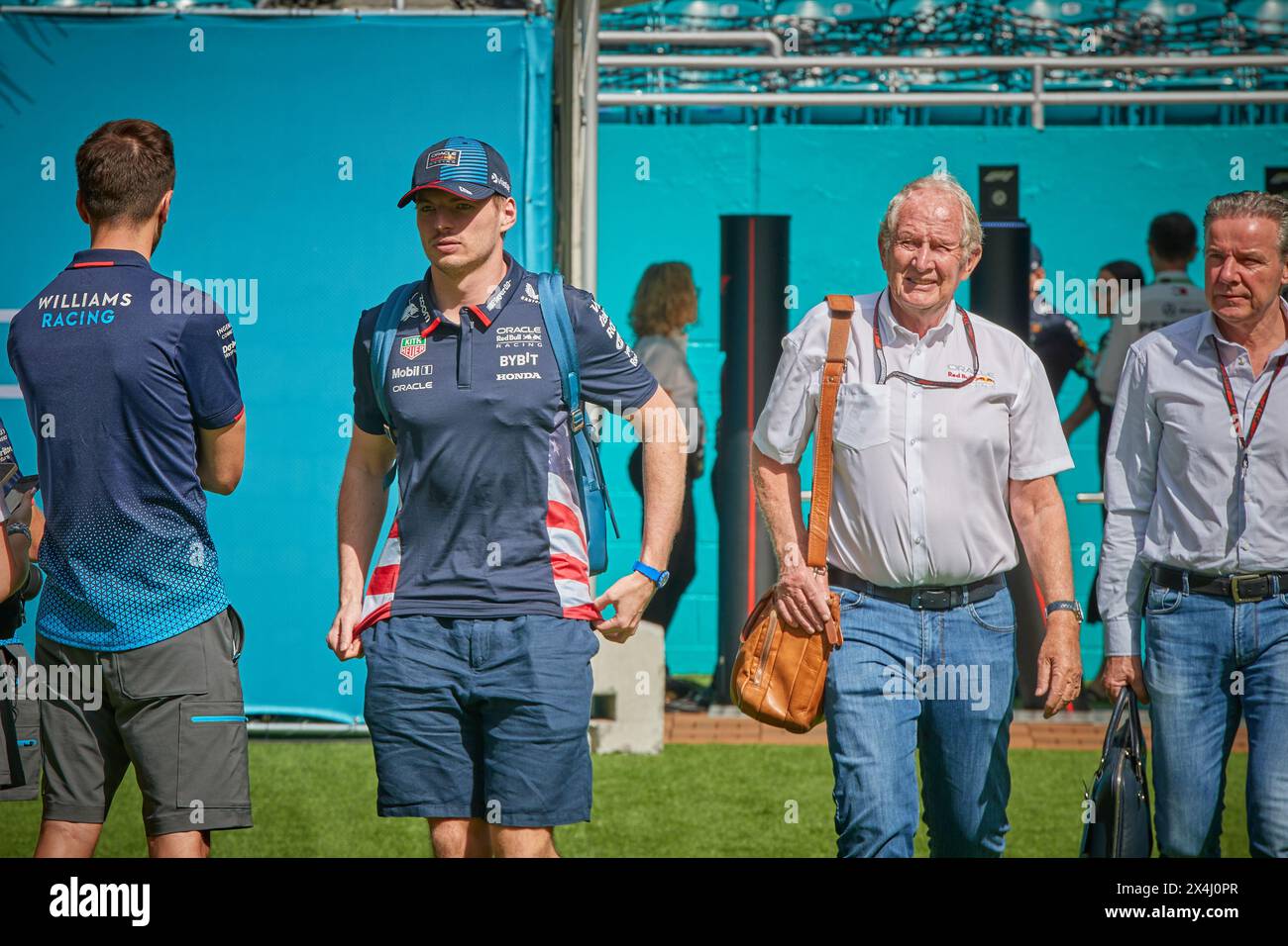 Miami Gardens, FL, USA. Mai 2023. 1 Max Verstappen (NED) Red Bull Racing & Helmut Marko, F1 Grand Prix von Miami im Miami Autodrome in Miami Gardens, Florida, USA. Quelle: Yaroslav Sabitov/YES Market Media/Alamy Live News. Stockfoto